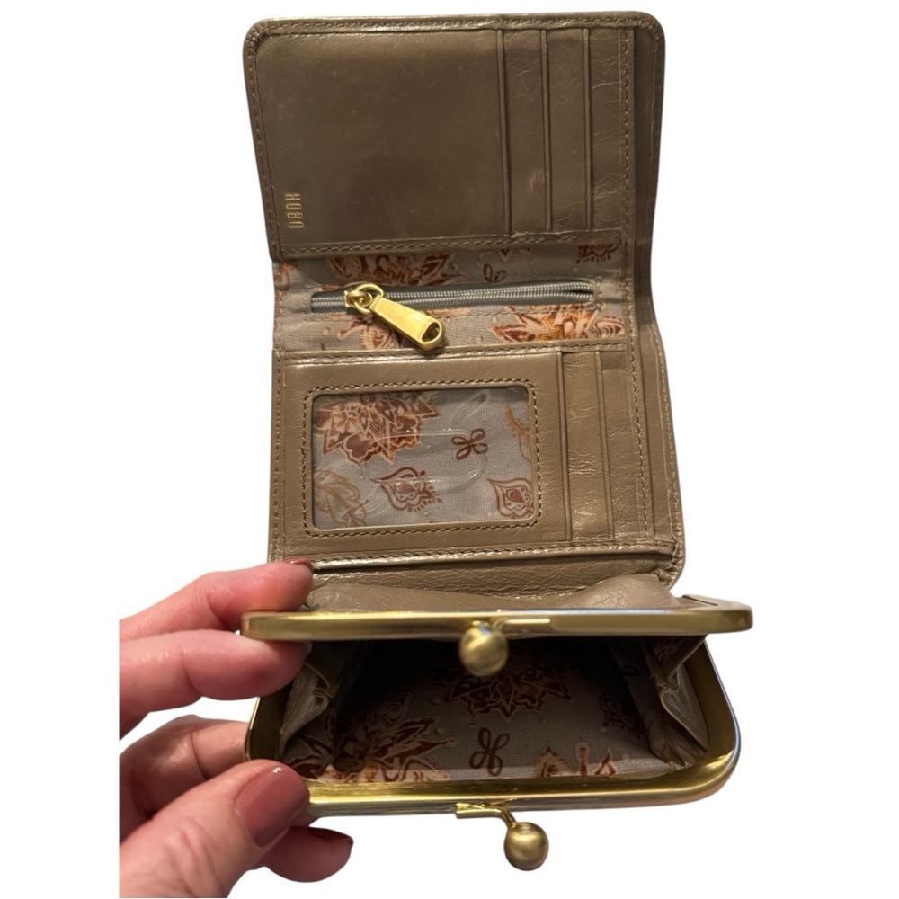 Elegant Robin taupe Wallet by Hobo with gold accents NWT - Picture 3 of 4